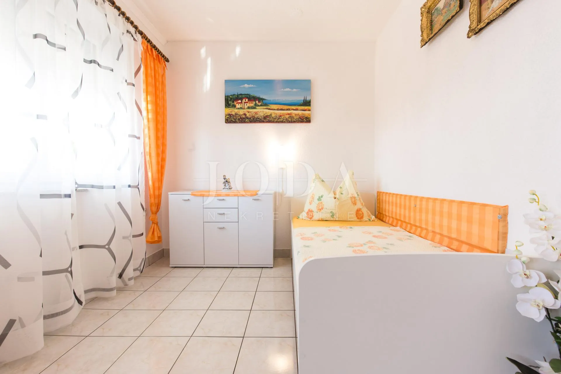 kuća sa 6 apartmana i bazenom - slika 27