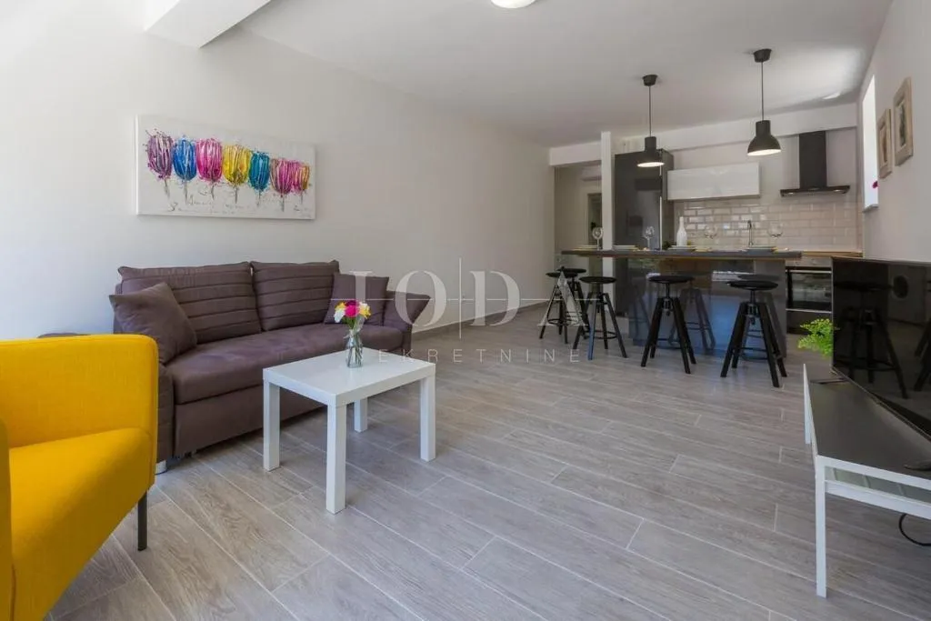 dramalj, novouređena kuća s pet apartmana i bazenom - slika 33
