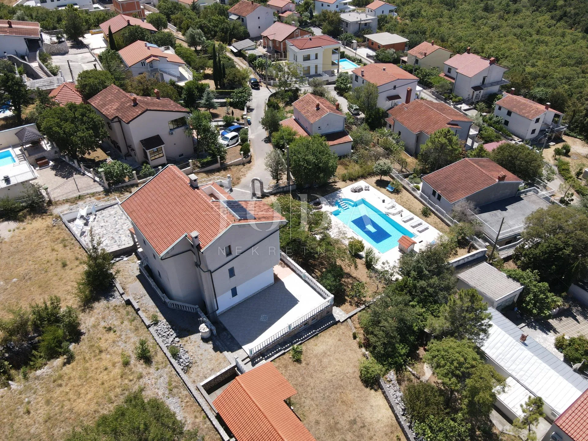 vila s bazenom i dvije garaže na parceli od 2500m2 - slika 4