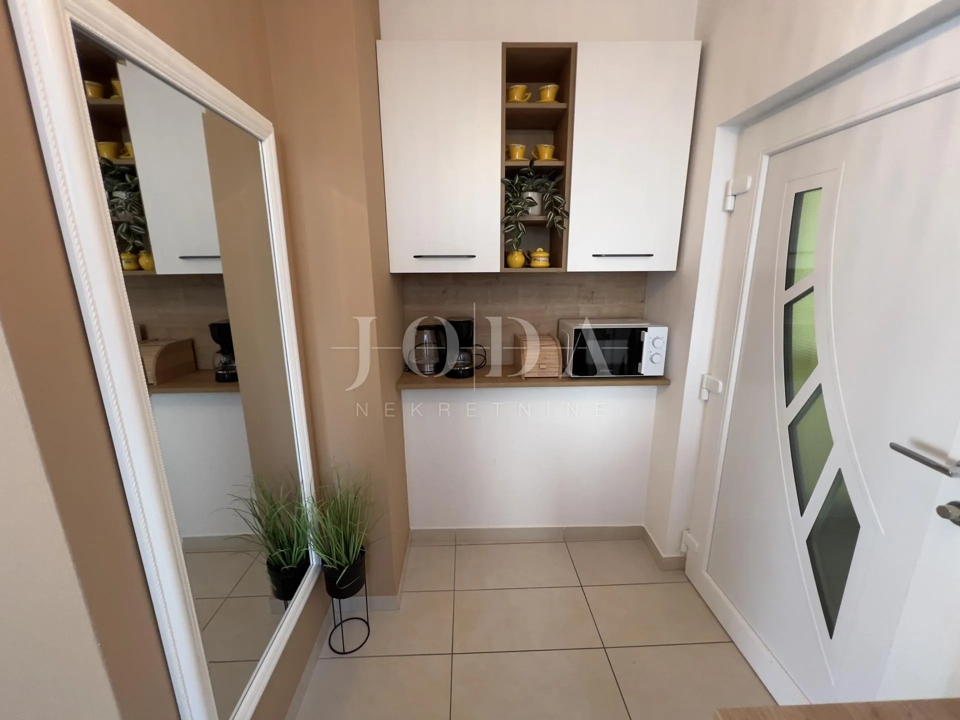 uređeni apartman u centru crikvenice, prvi red do mora - slika 8