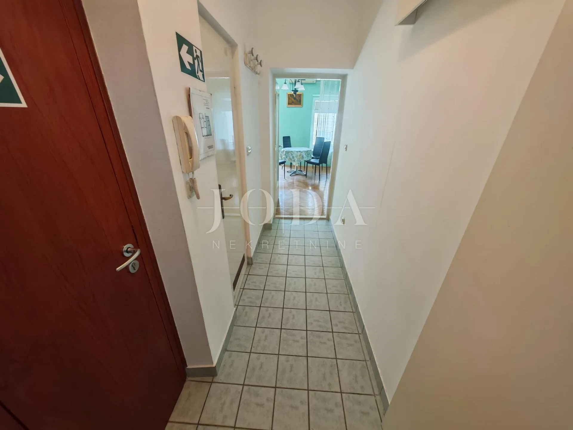 stan u centru 100m od plaže - slika 9