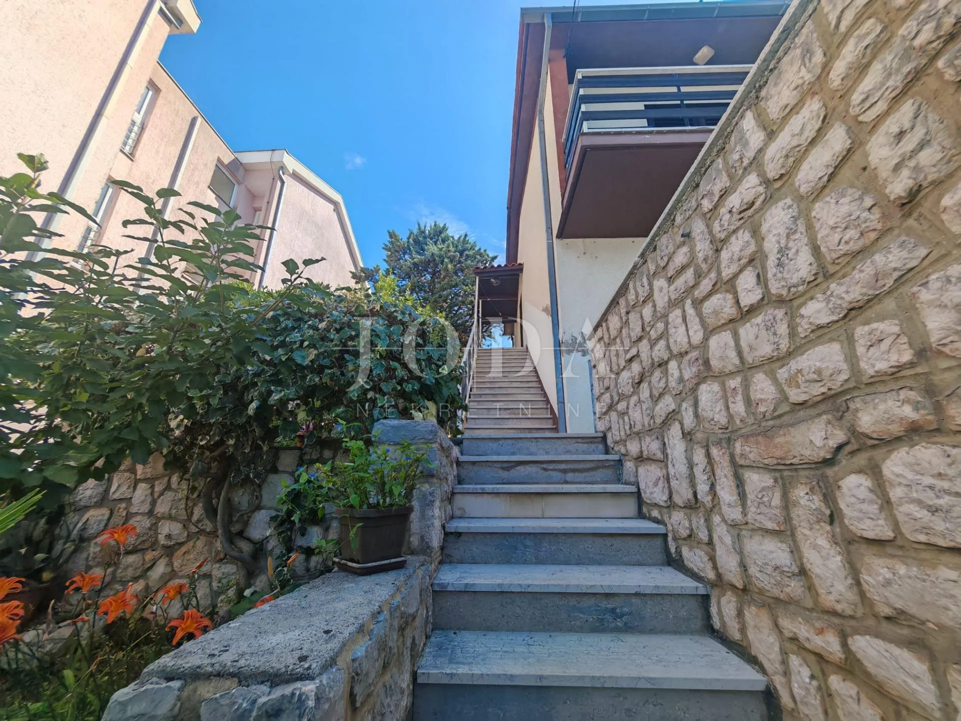 kuća 2. red od mora sa 4 apartmana - slika 10