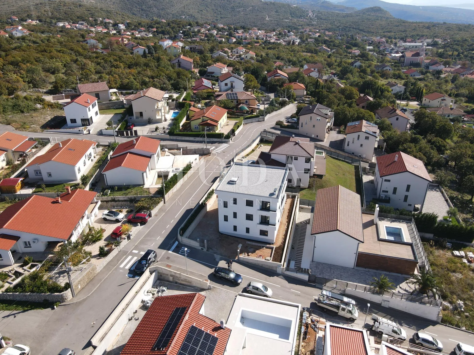 kuća sa tri stana i bazenom - slika 6