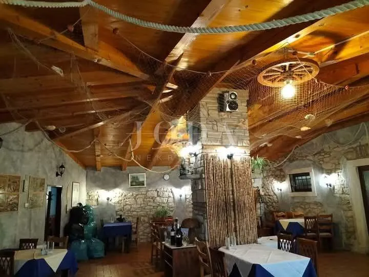 opremljena konoba sa stanom i terasom,brtonigla - slika 4