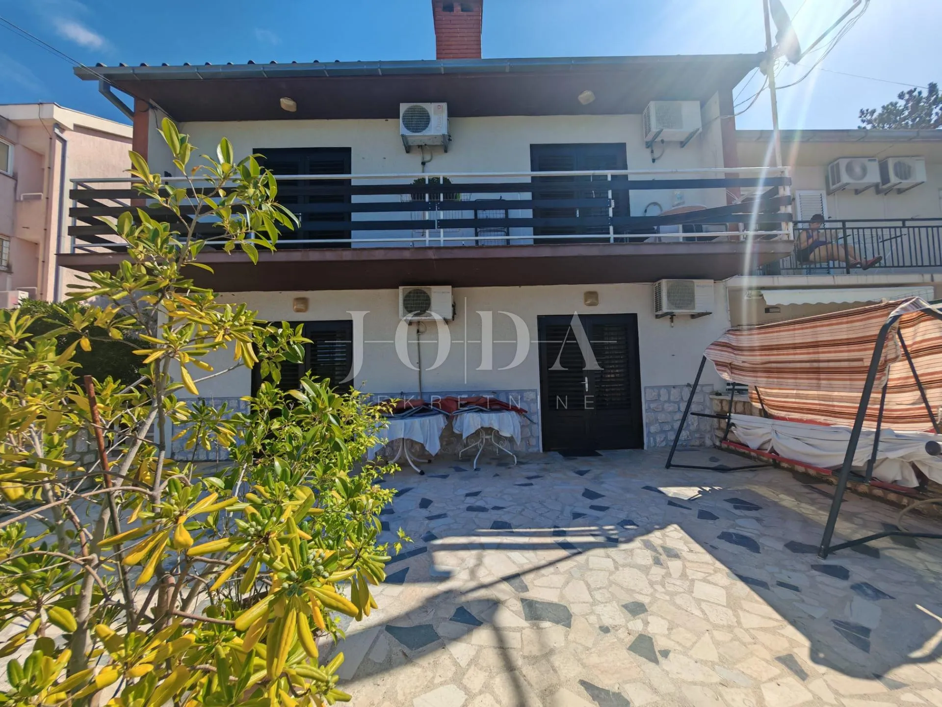 kuća 2. red od mora sa 4 apartmana - slika 2
