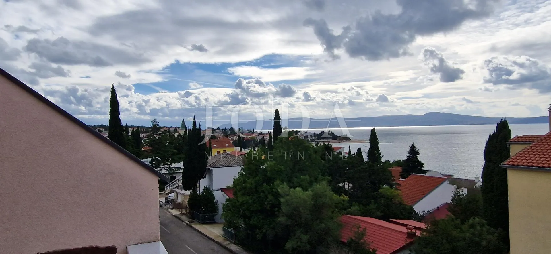 selce, izvanredna lokacija, izniman stan: sjajna prilika za život uz obalu - slika 3