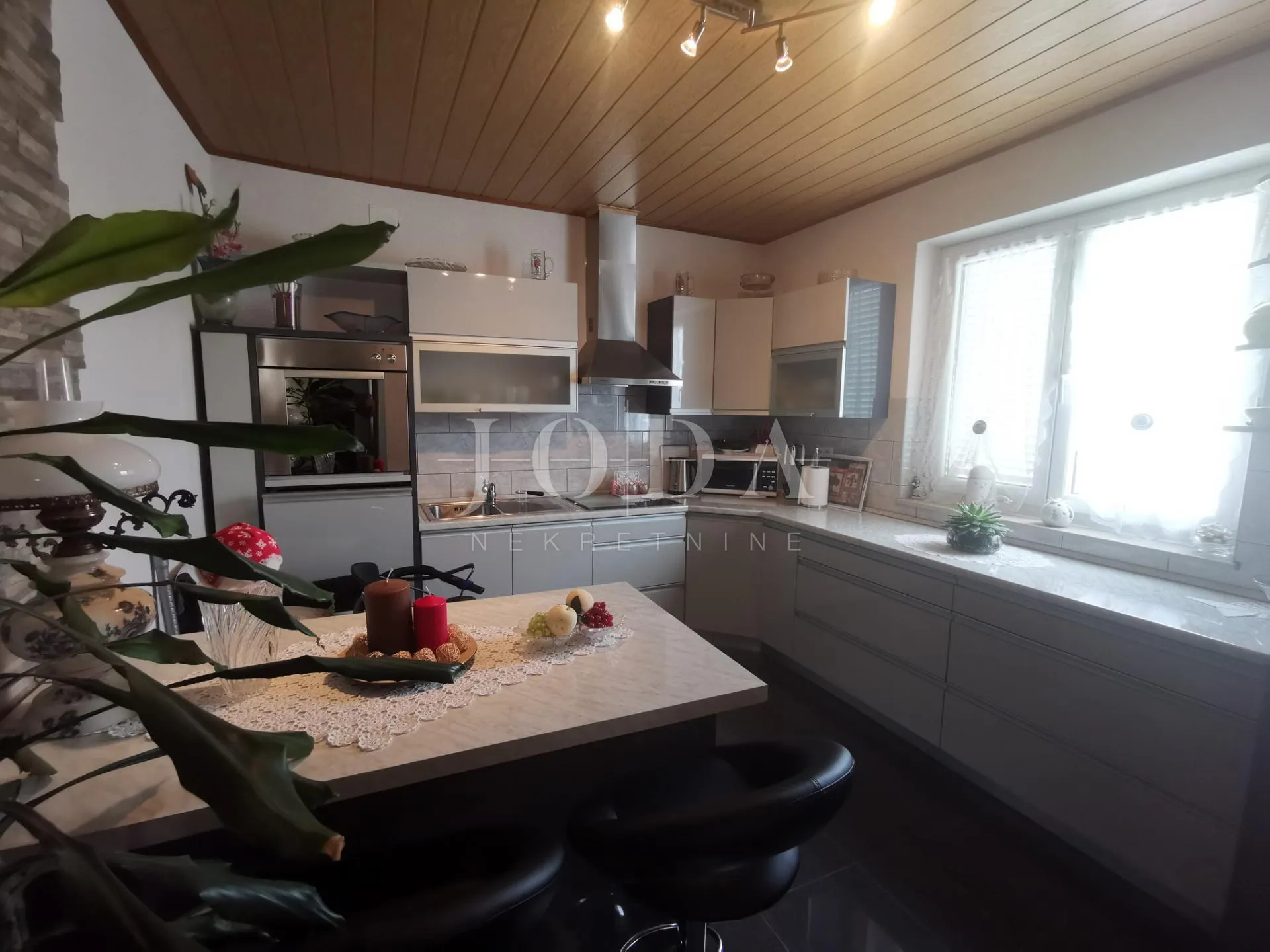 kuća sa 6 apartmana i bazenom - slika 57