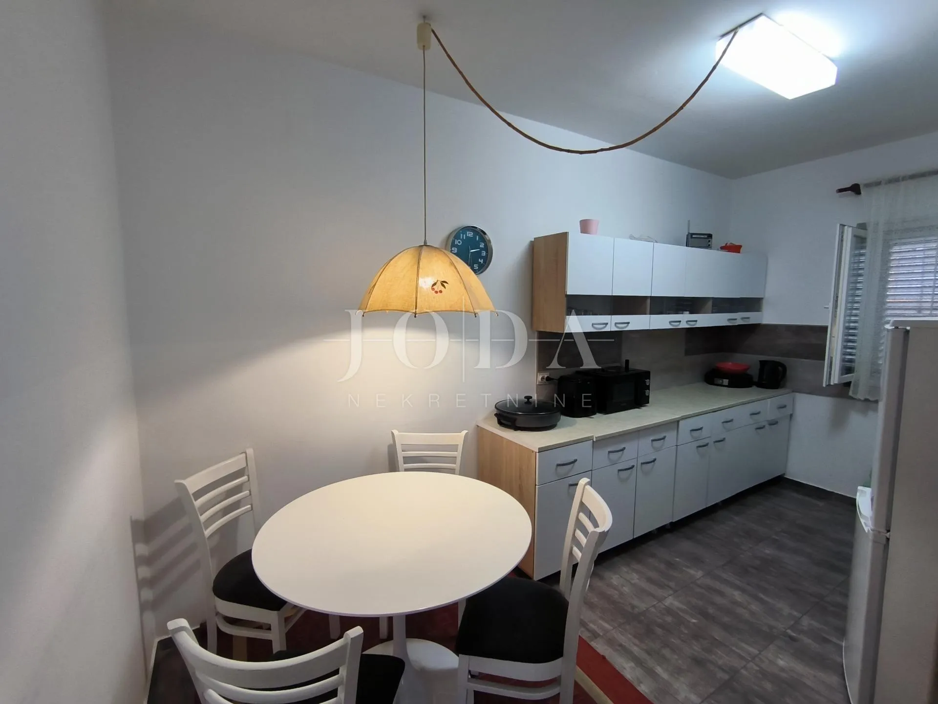 apartman blizu mora sa 2 balkona i otvorenim pogledom - slika 17