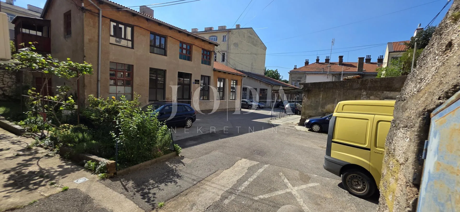 rijeka širi centar – 2 spavaće, parking u dvorištu, vrt i kućica, idealno za život ili najam, - slika 24