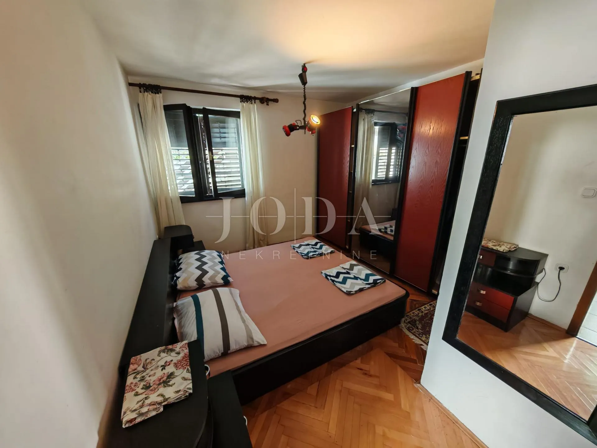 kuća 2. red od mora sa 4 apartmana - slika 15