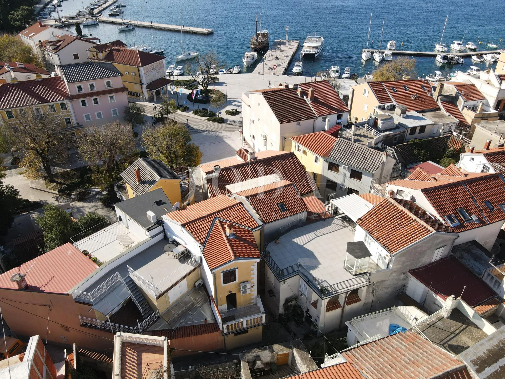 selce kuća u strogom centru - slika 3