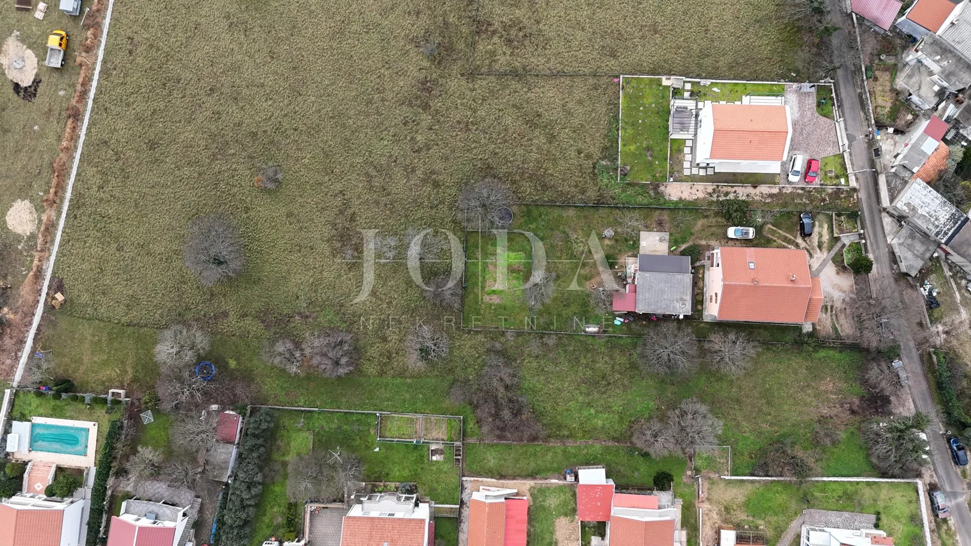 tribalj – građevinsko zemljište u centru, ravan teren, infrastruktura na parceli - slika 11