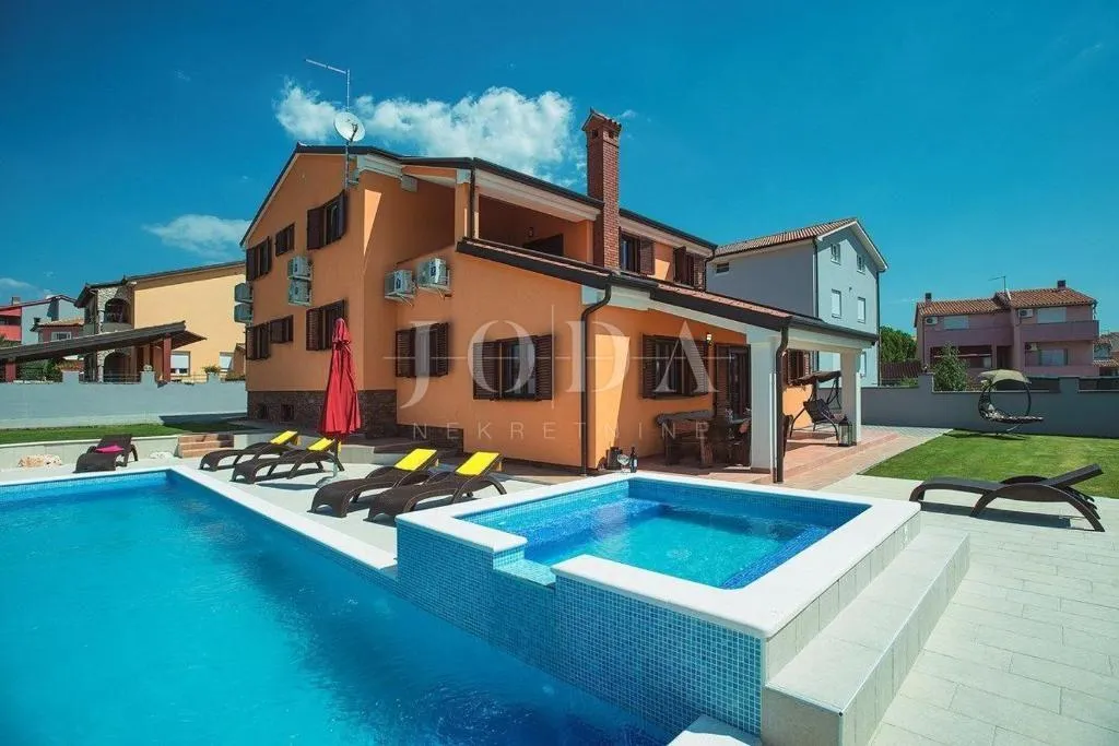 pula, villa sa bazenom i jacuzzijem - slika 1