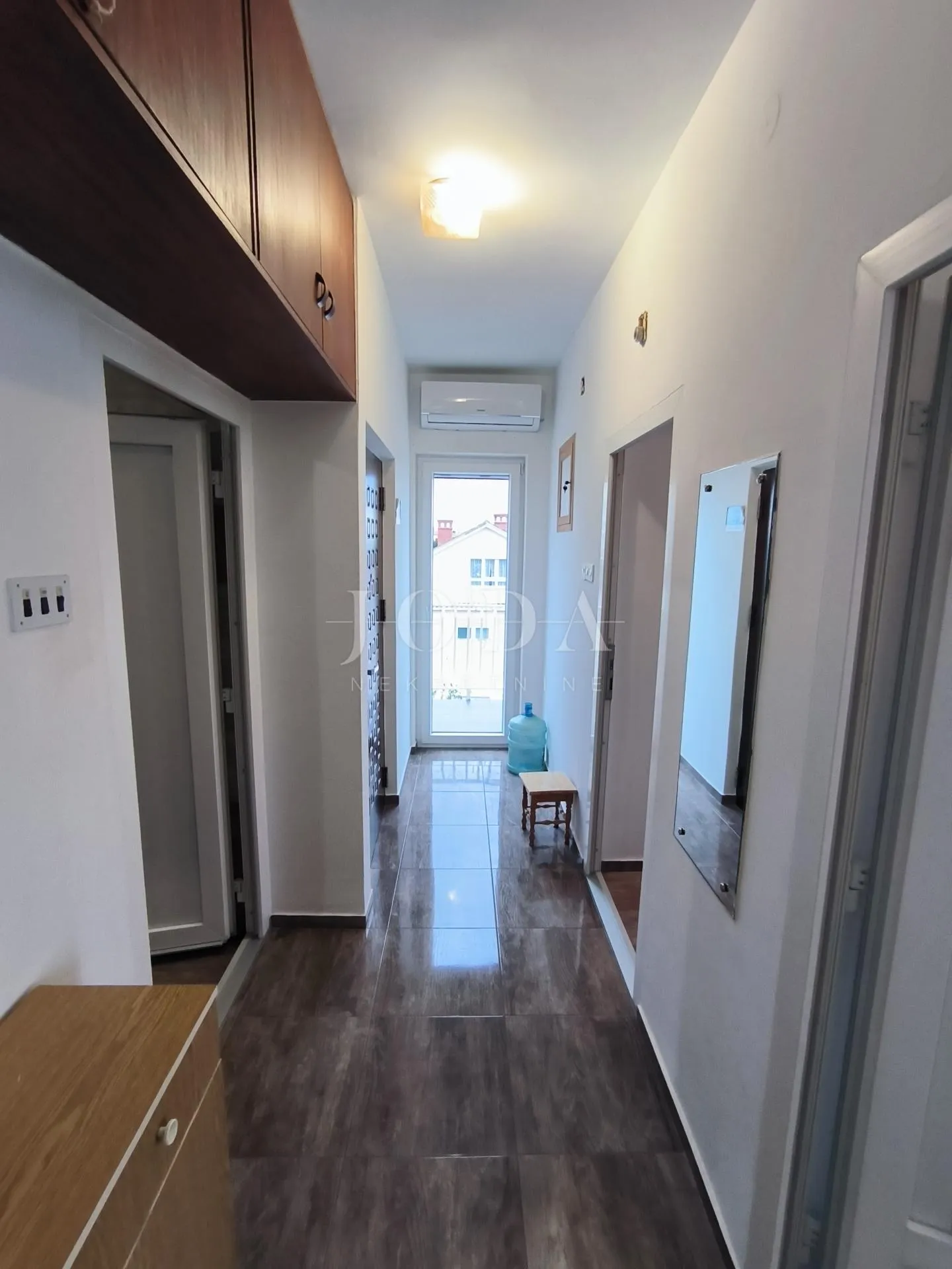 apartman blizu mora sa 2 balkona i otvorenim pogledom - slika 20