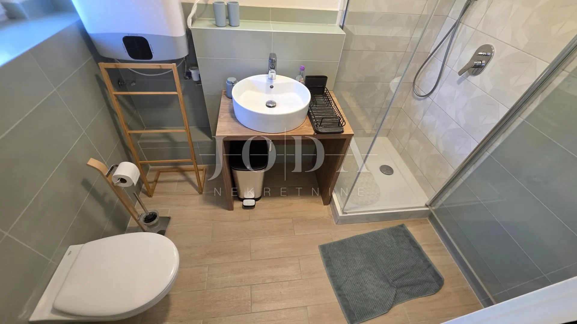 cesarica kuća sa 6 apartmana 1.red do mora - slika 24