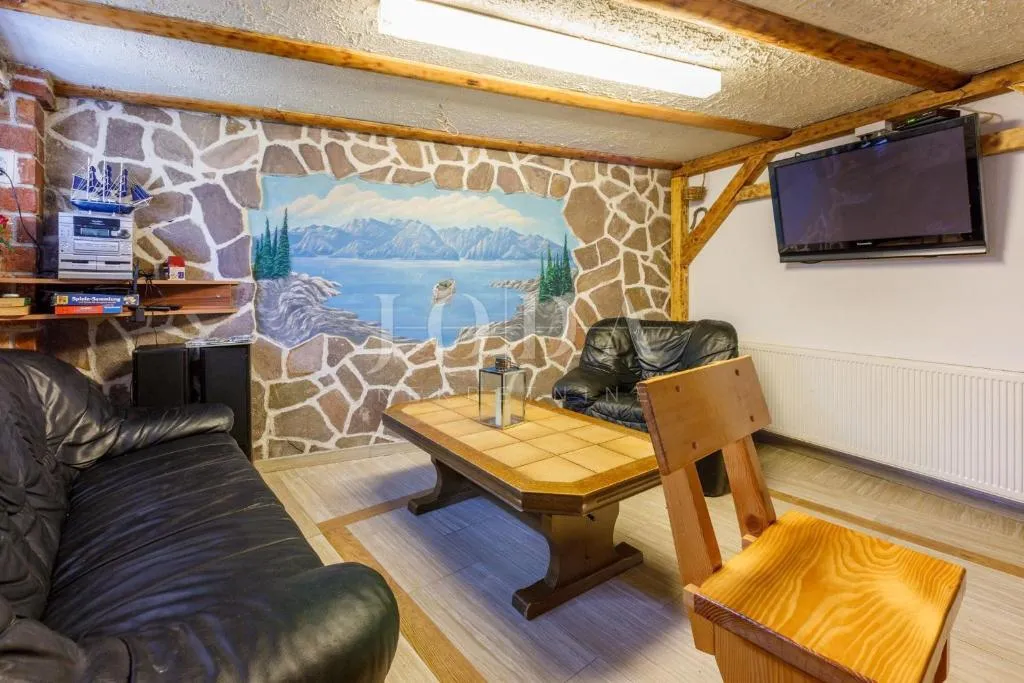 kuća s bazenom na prodaju u bribiru – 4 spavaće sobe, kamin, okućnica, parking | kvarner - slika 6