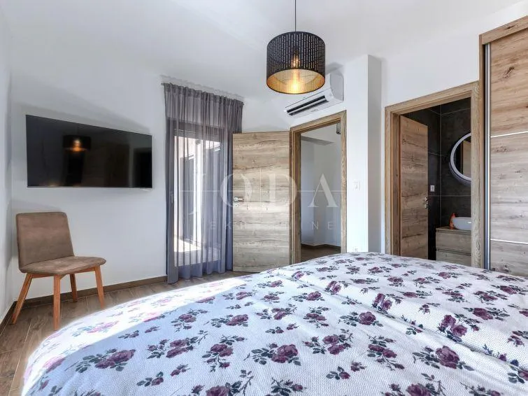 labin, okolica, moderna villa s bazenom i velikom okućnicom - slika 37