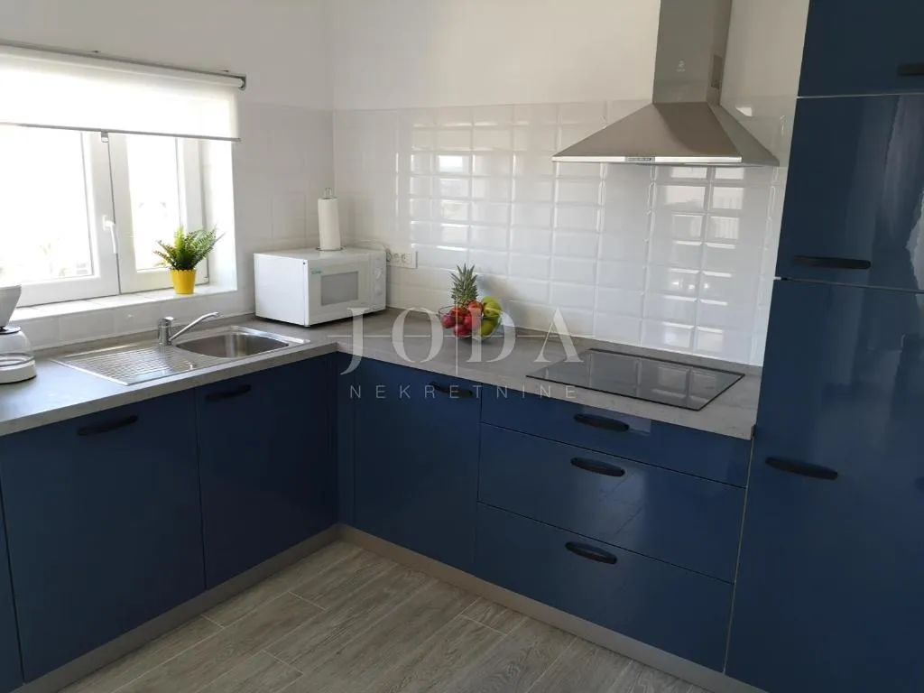 dramalj, novouređena kuća s pet apartmana i bazenom - slika 11