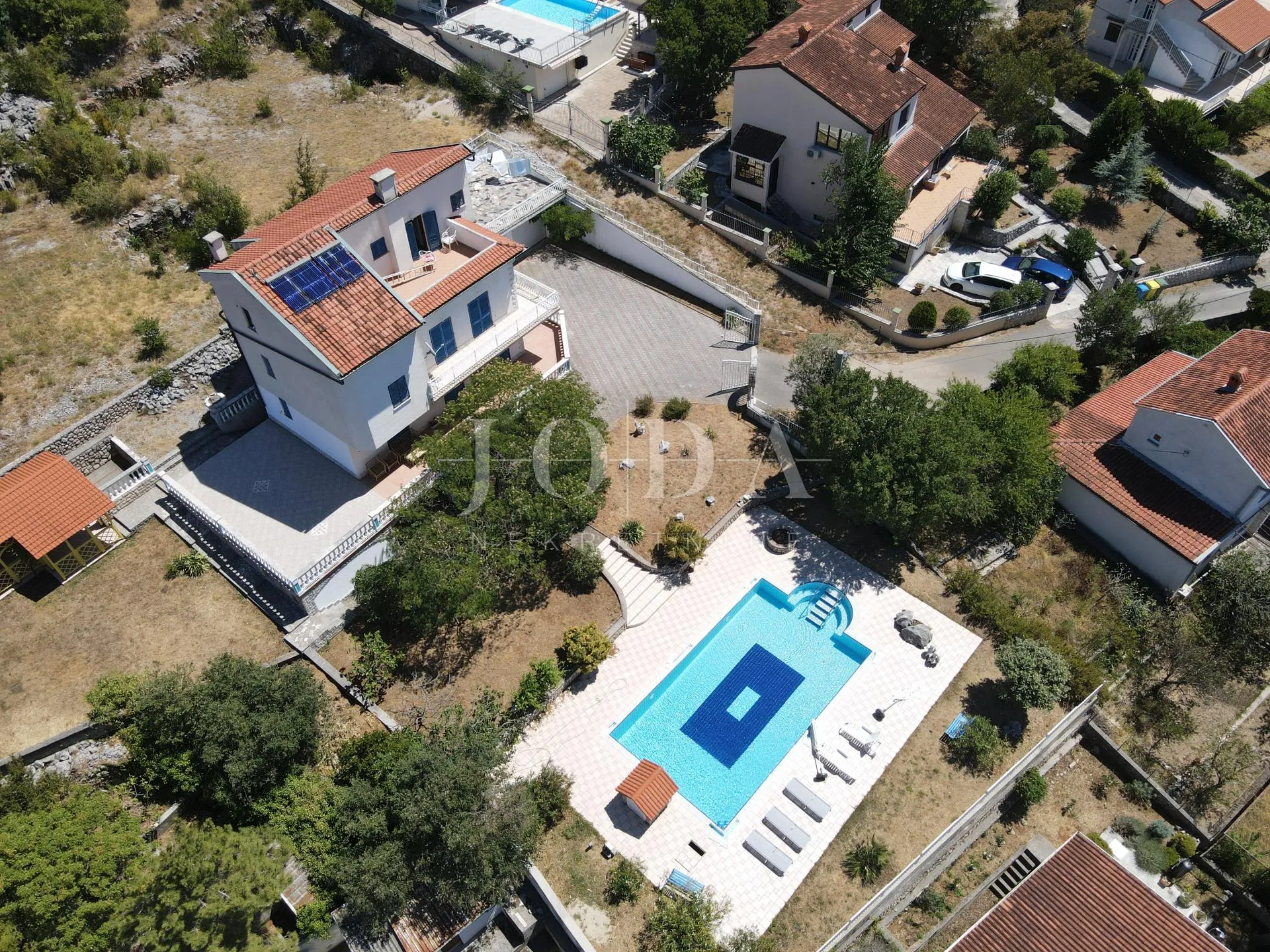 Vila s bazenom i dvije garaže na parceli od 2500m2 - Jadranovo, Crikvenica
