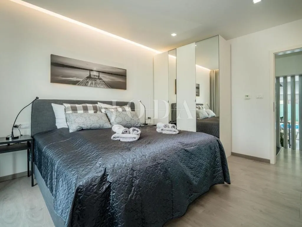 labin, luksuzna villa sa grijanim bazenom - slika 21