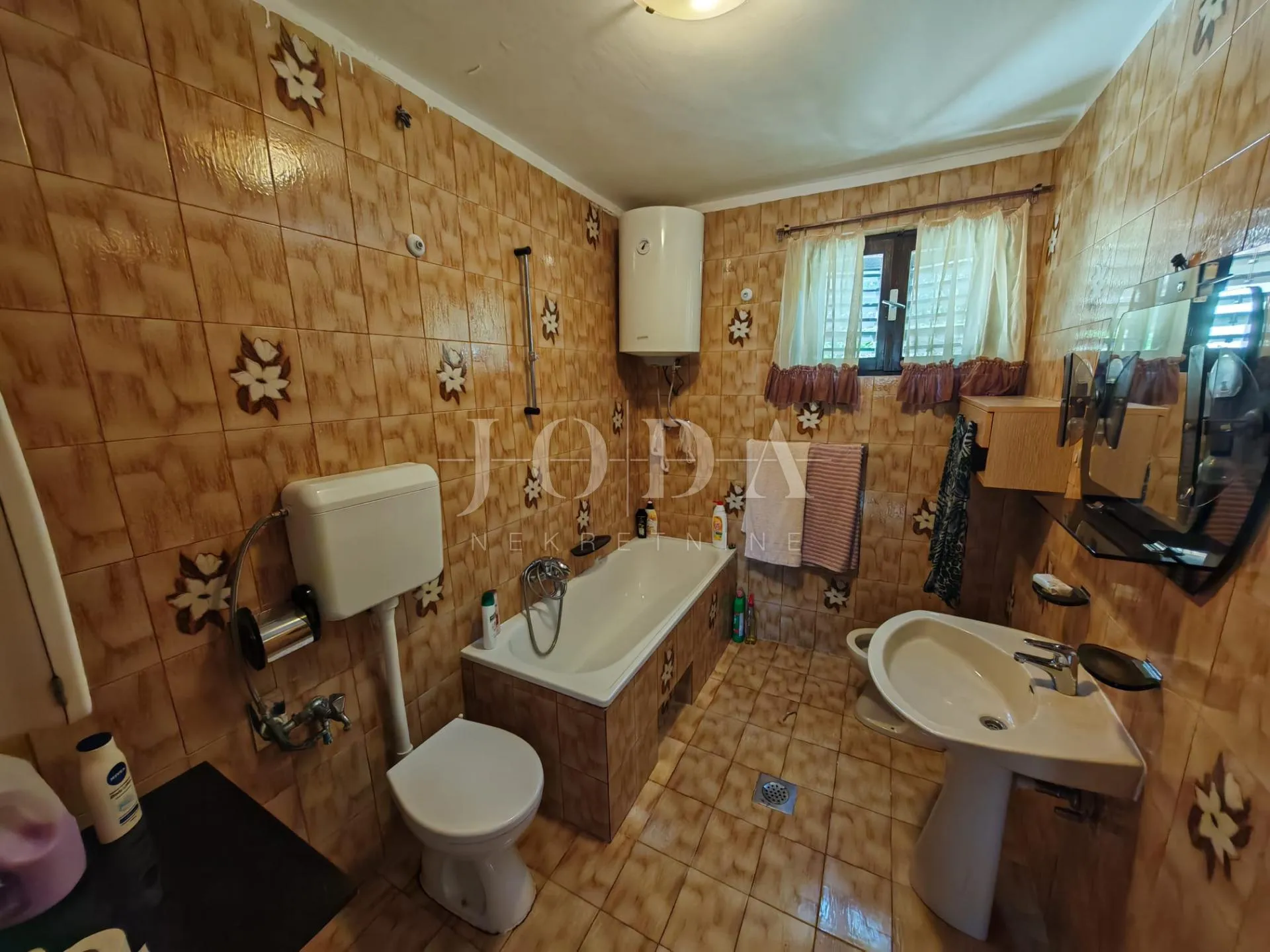 kuća 2. red od mora sa 4 apartmana - slika 30