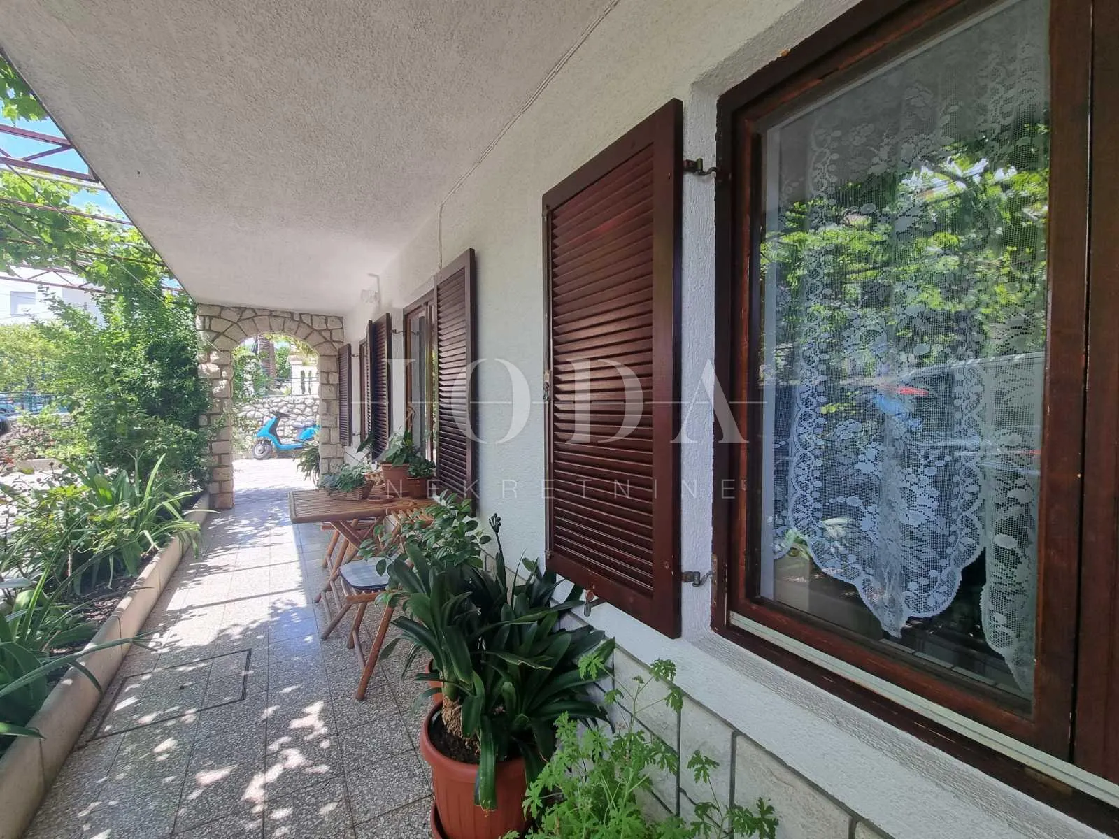 CRIKVENICA, trosobni stan u širem centru grada