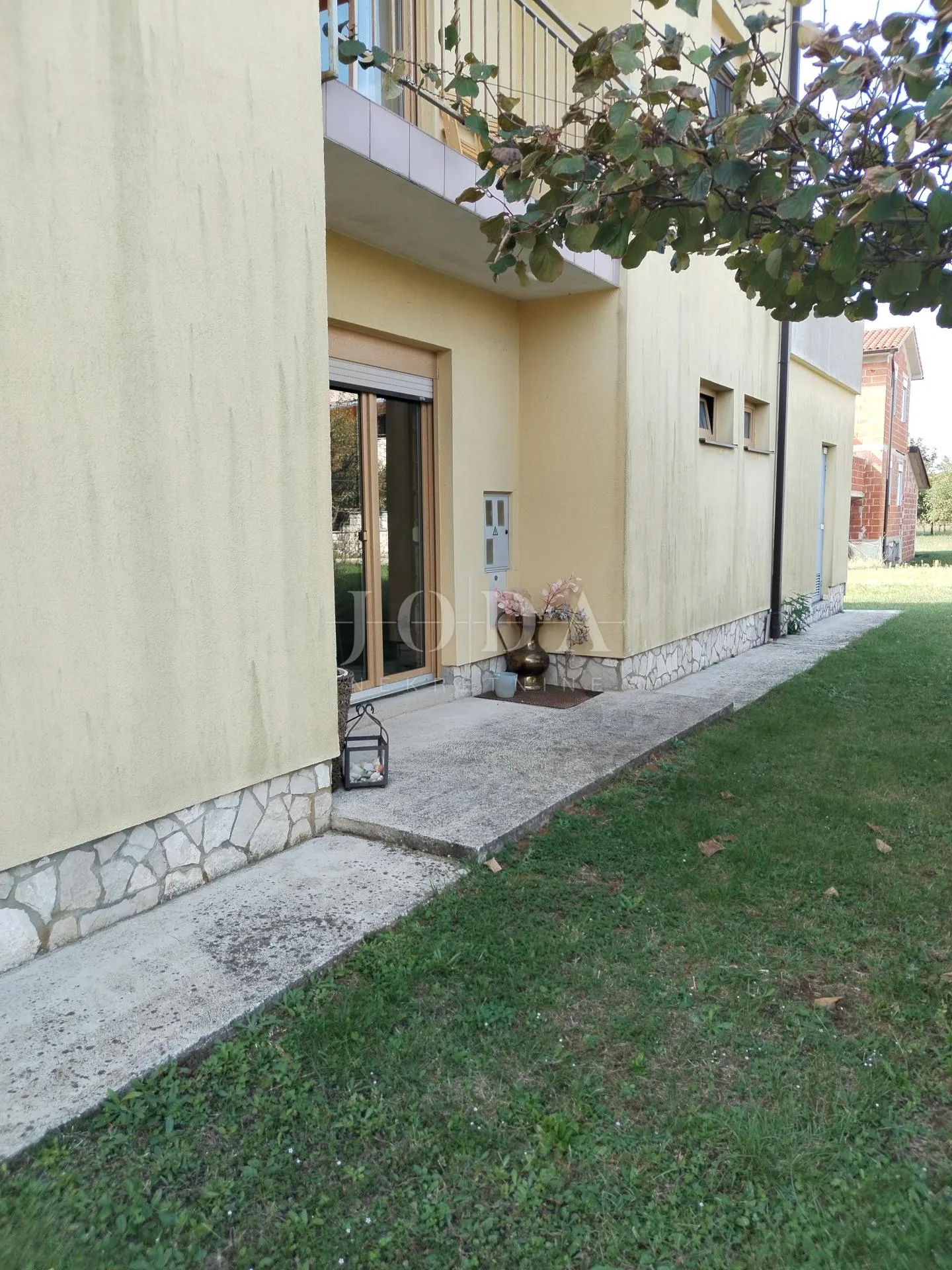 labin, okolica, kuća s dva stana i poslovnim prostorom - slika 5