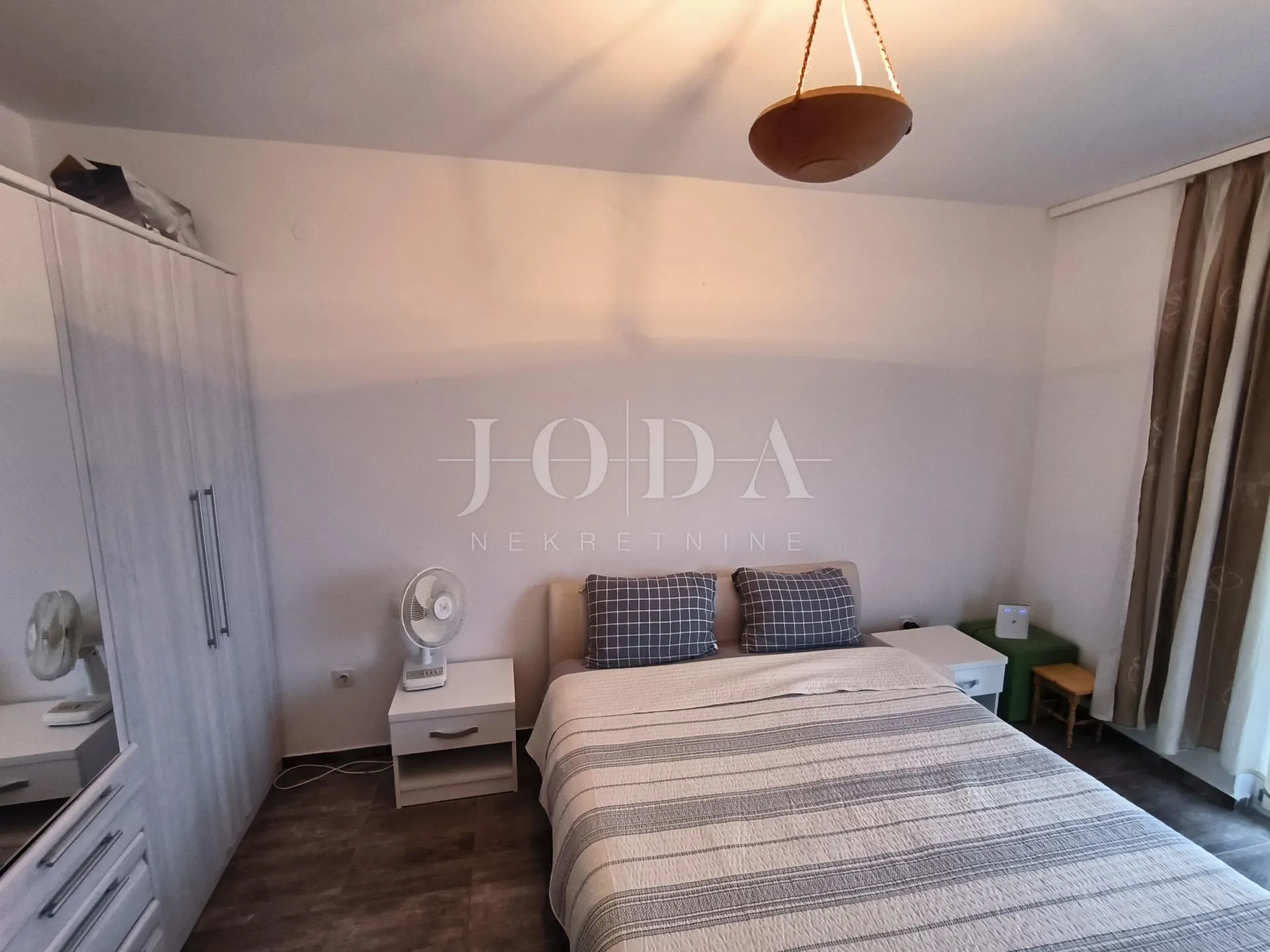 apartman blizu mora sa 2 balkona i otvorenim pogledom - slika 8
