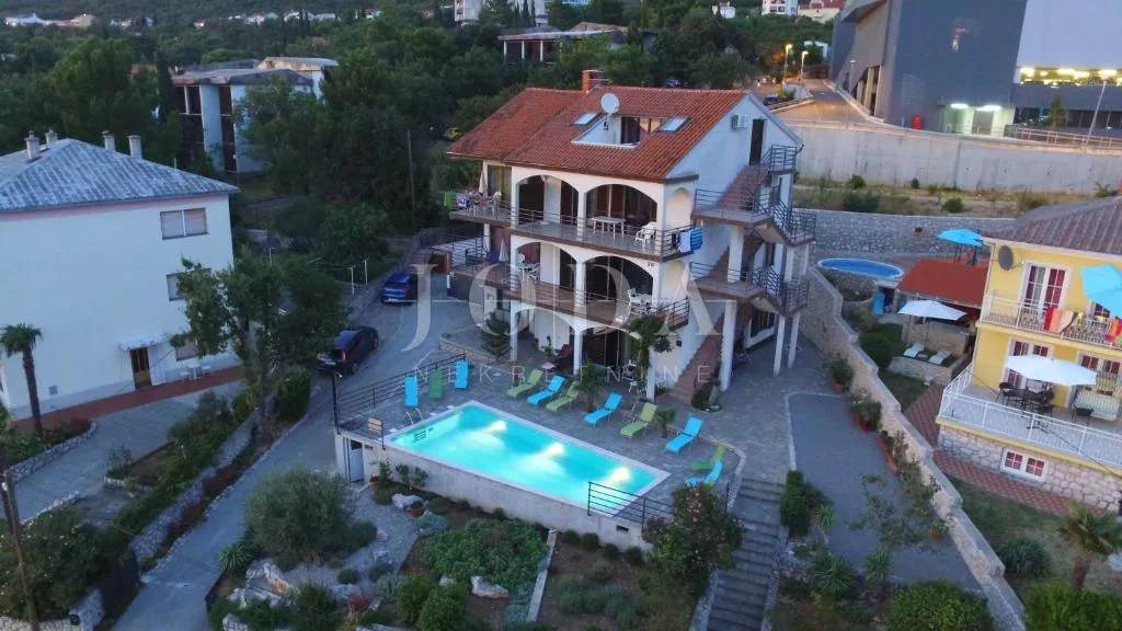 Ekskluzivna nekretnina u Crikvenici: 602 m², bazen, 7 apartmana, 250 m od mora - Crikvenica