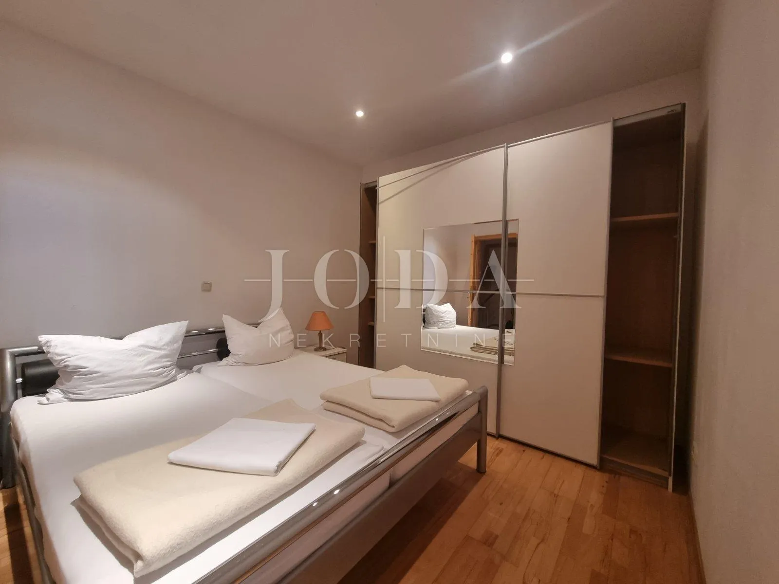 crikvenica, dvije kuće sa osam apartmana - slika 8