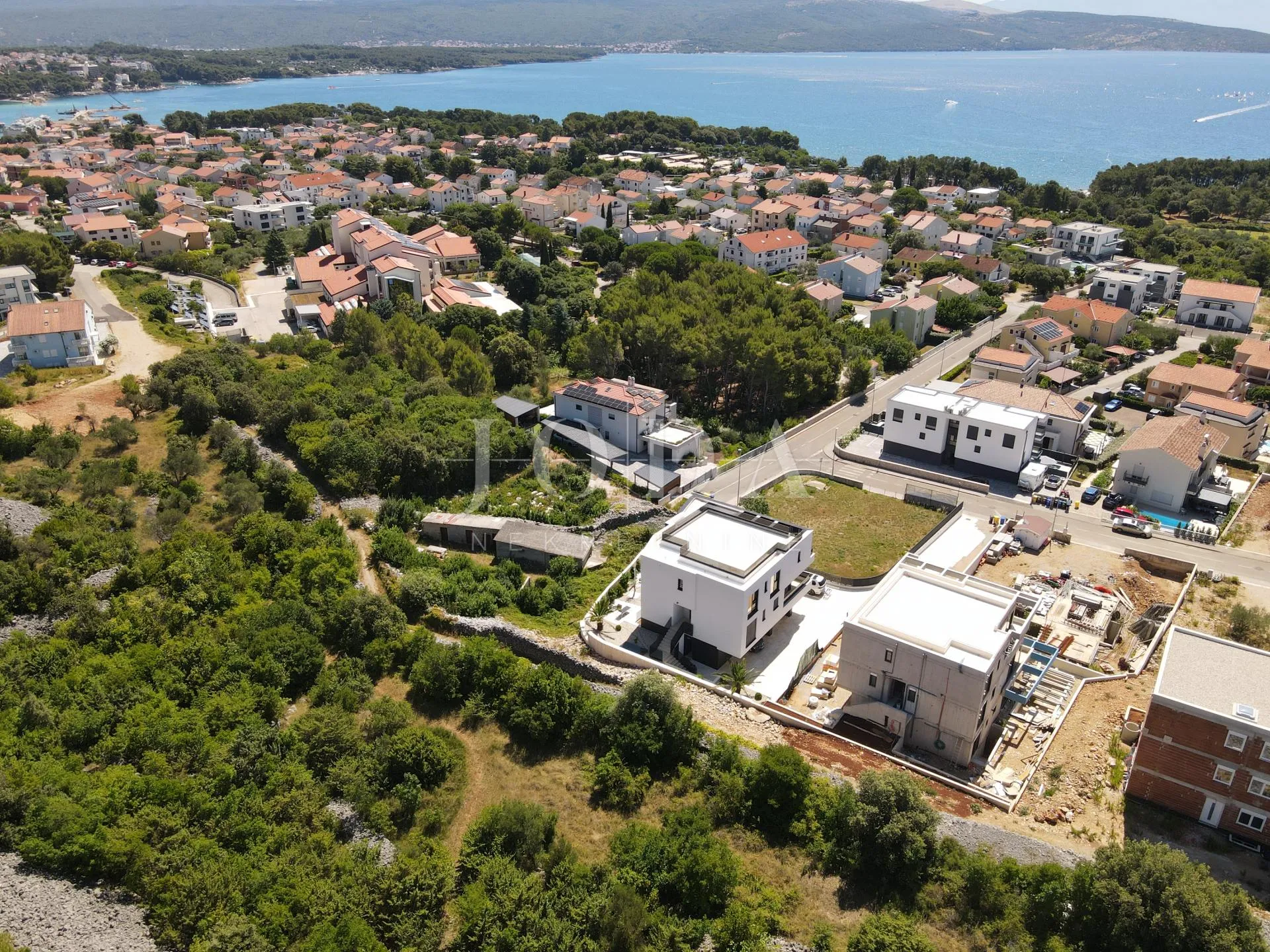 otok krk stan u novogradnji sa bazenom konobom i okućnicom - slika 18