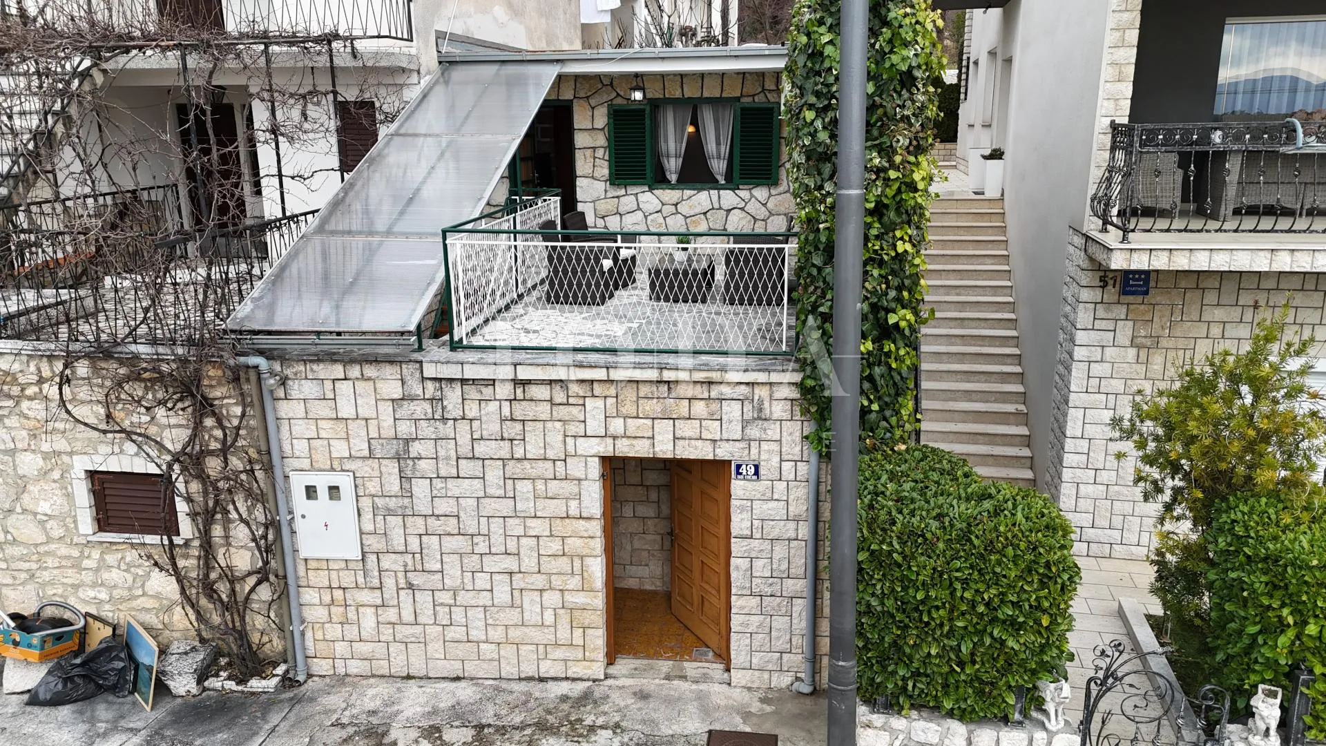 kuća s terasom i pogledom na more | selce, blizu plaže – prodaja - slika 1
