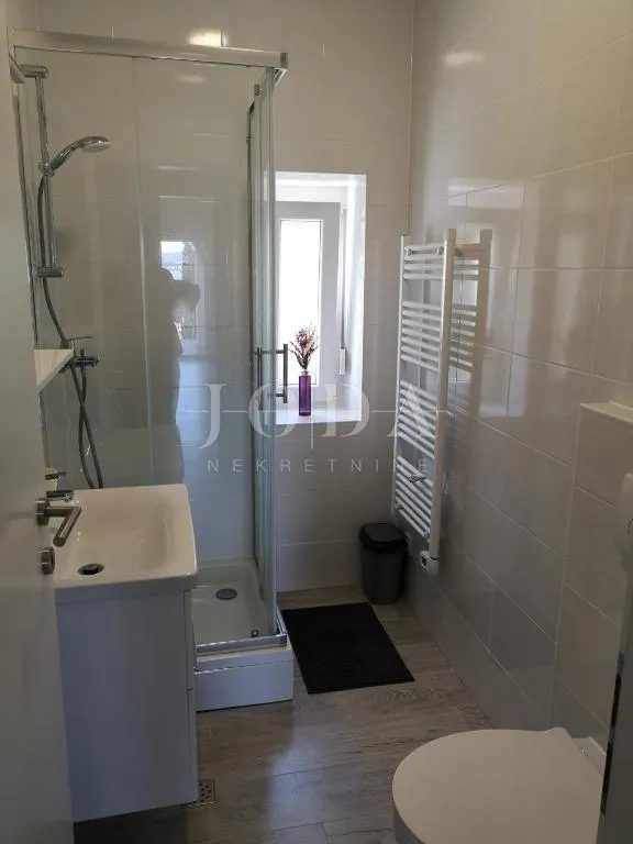 dramalj, novouređena kuća s pet apartmana i bazenom - slika 22