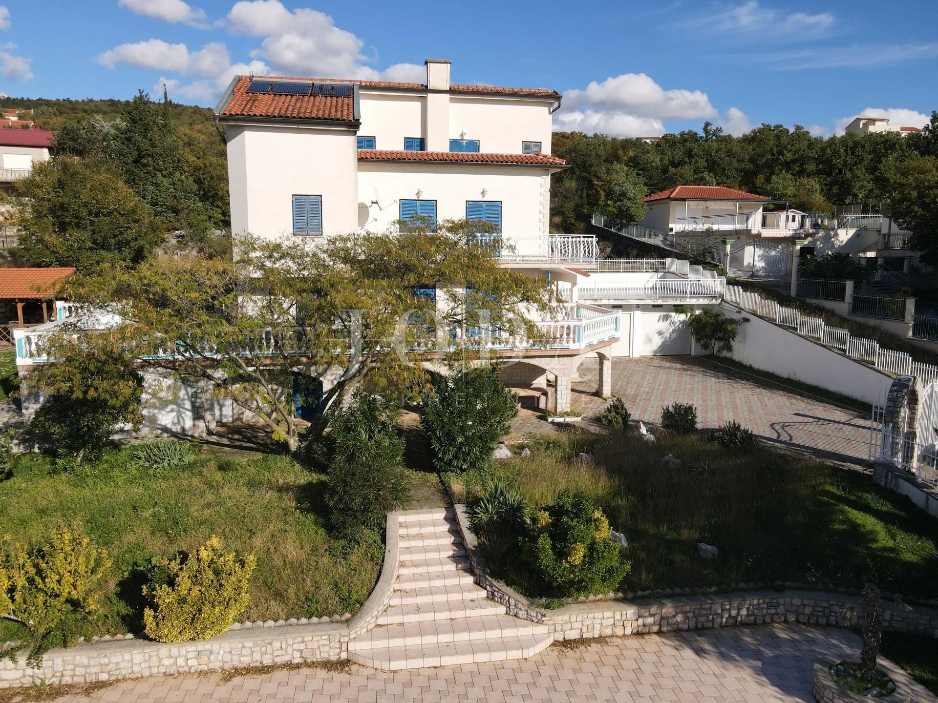 kuća s bazenom i dvije garaže - slika 2