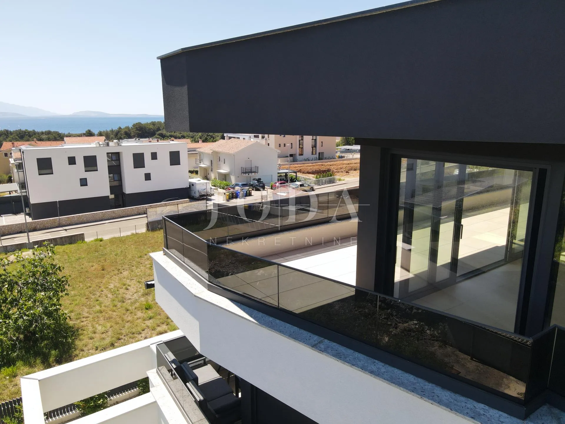 otok krk stan u novogradnji sa krovnom terasom i bazenom - slika 2