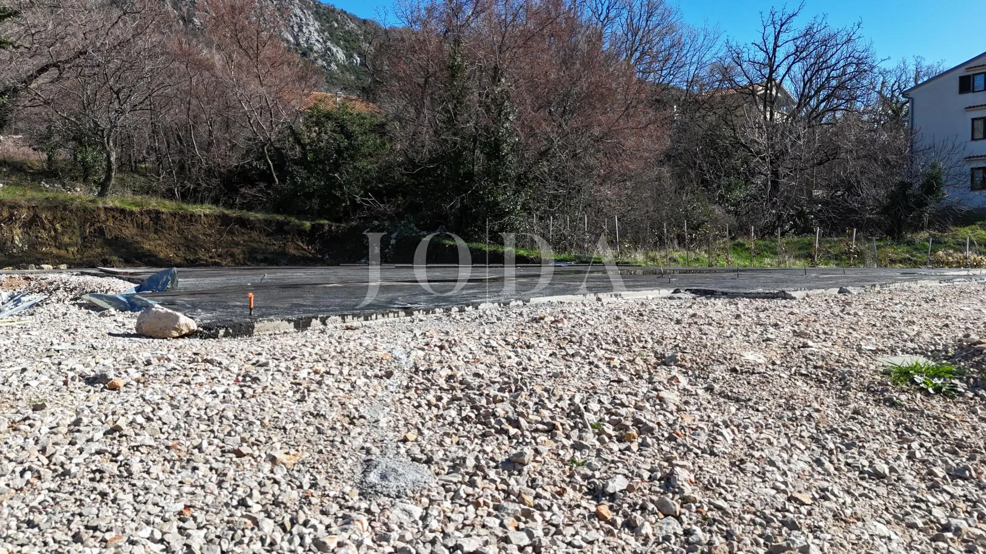 građevinsko zemljište 1.250 m² s dozvolom i temeljima – bribir, pogled more - slika 16
