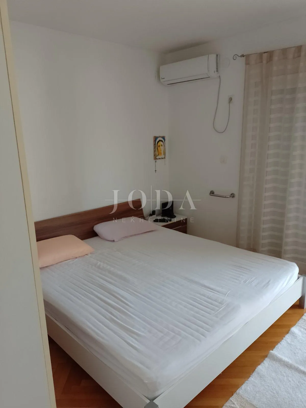 prostrani stan s pogledom na more i garažom u crikvenici - slika 12