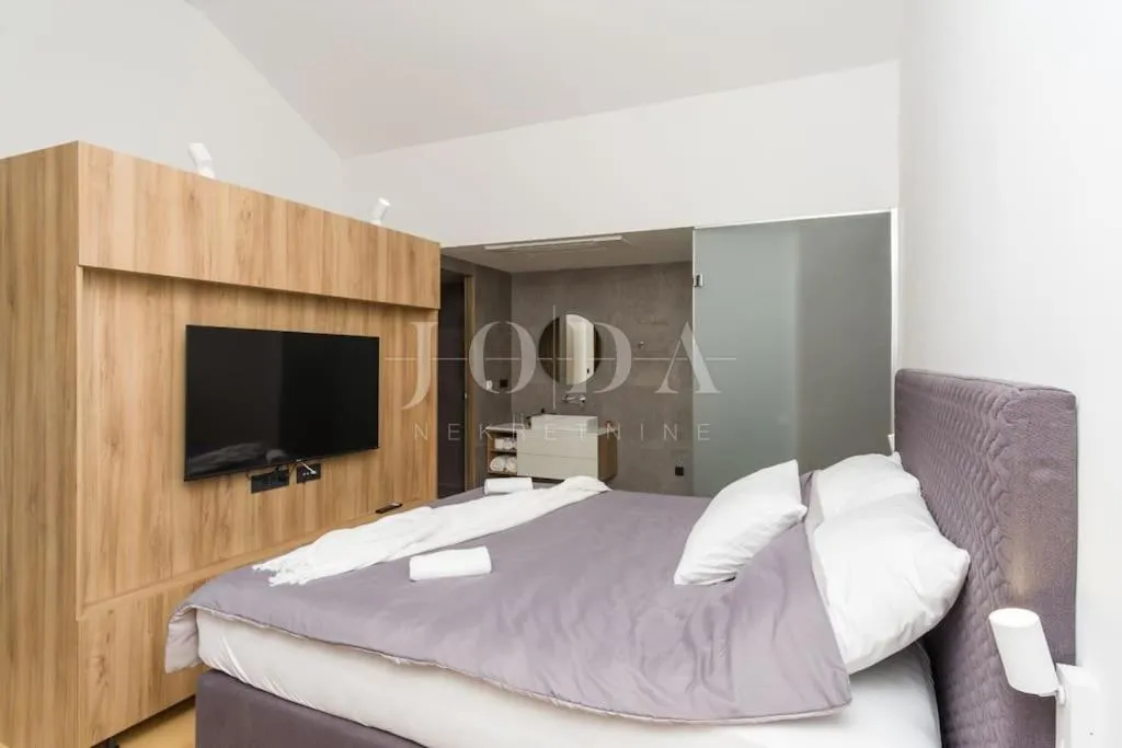 jedinstvena vila s bazenom - slika 25