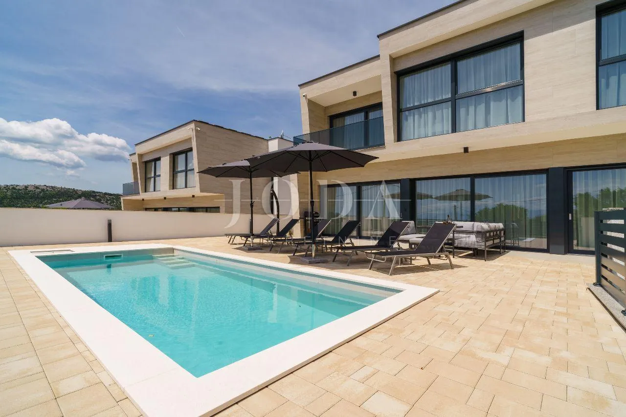 bribir moderna villa s bazenom i pogledom na more - slika 2