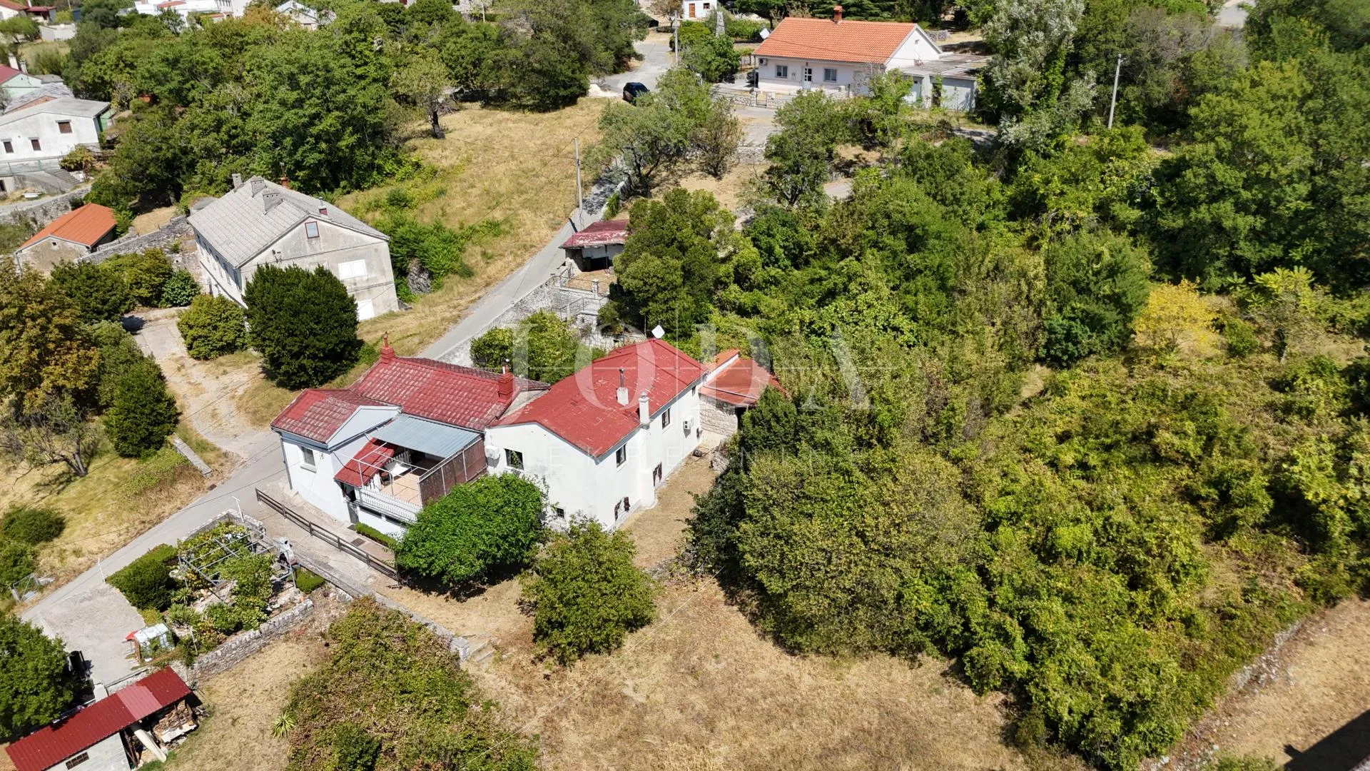 bribir: kamena kuća s pogledom na more i okućnicom - slika 3