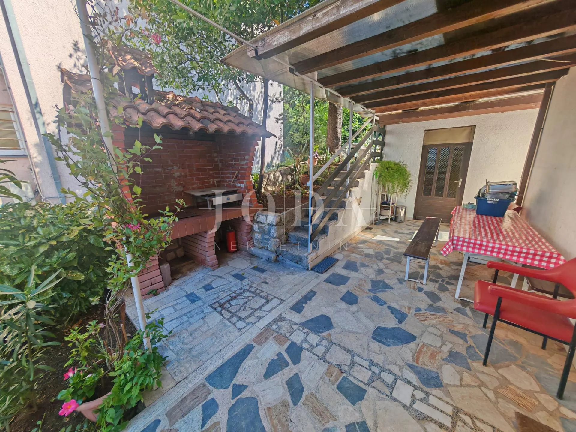 kuća 2. red od mora sa 4 apartmana - slika 17