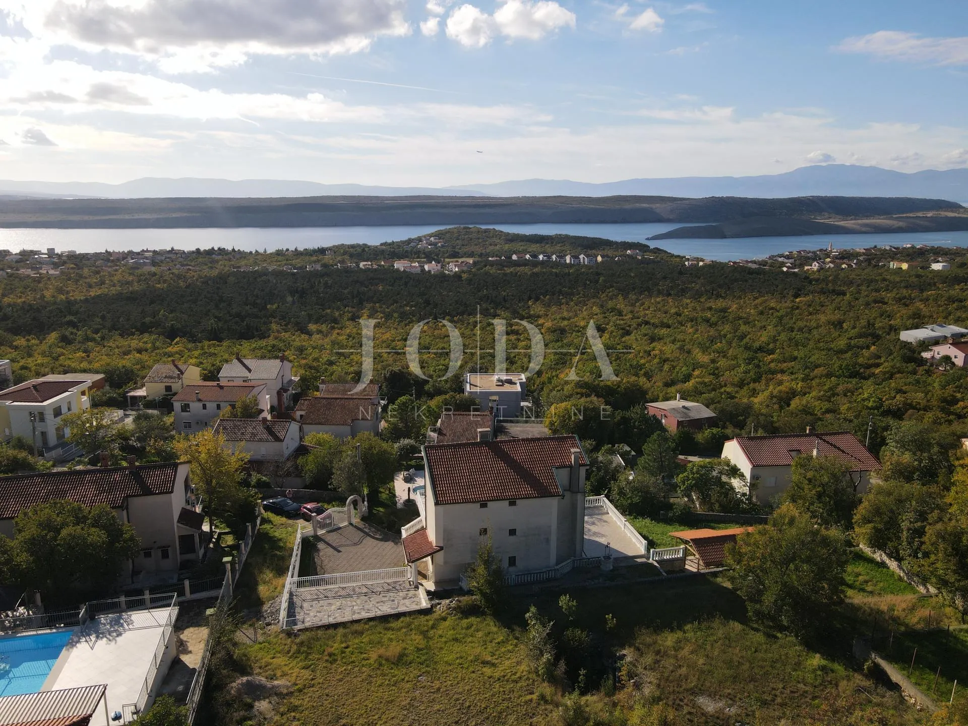 kuća s bazenom i dvije garaže - slika 13