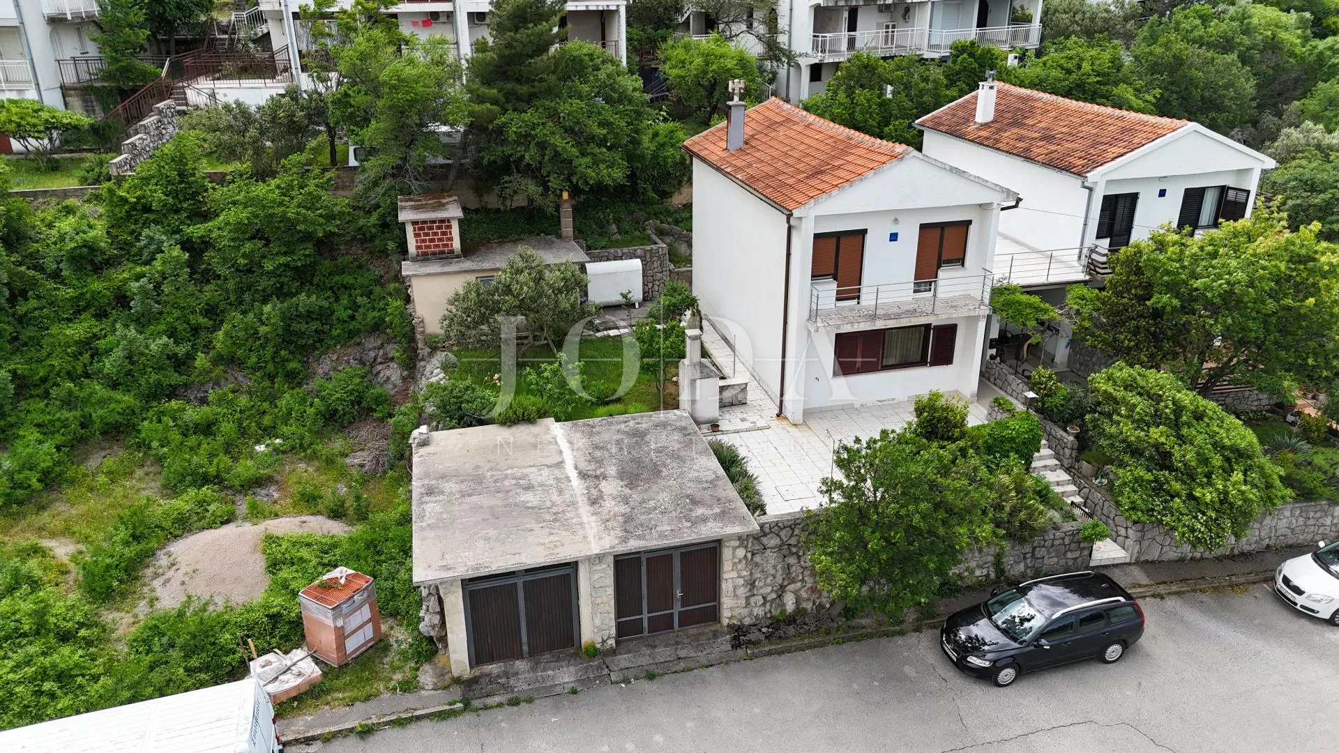 kuća s pogledom na more i dvjema garažama – klenovica - slika 12