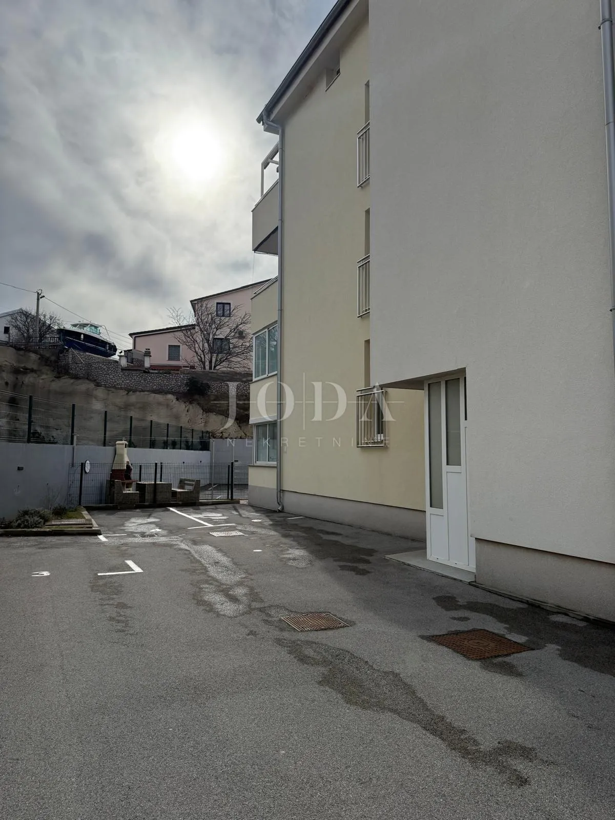 senj – 1. kat, pogled na more, novija gradnja, parkirno mjesto - slika 11