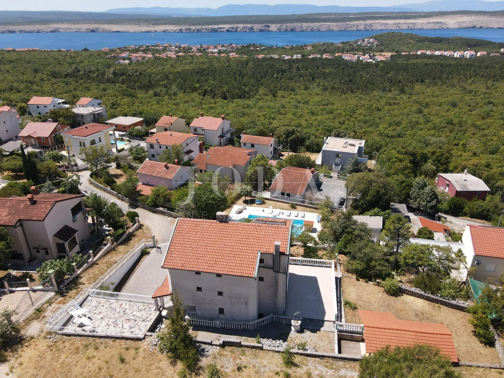 vila s bazenom i dvije garaže na parceli od 2500m2 - slika 9