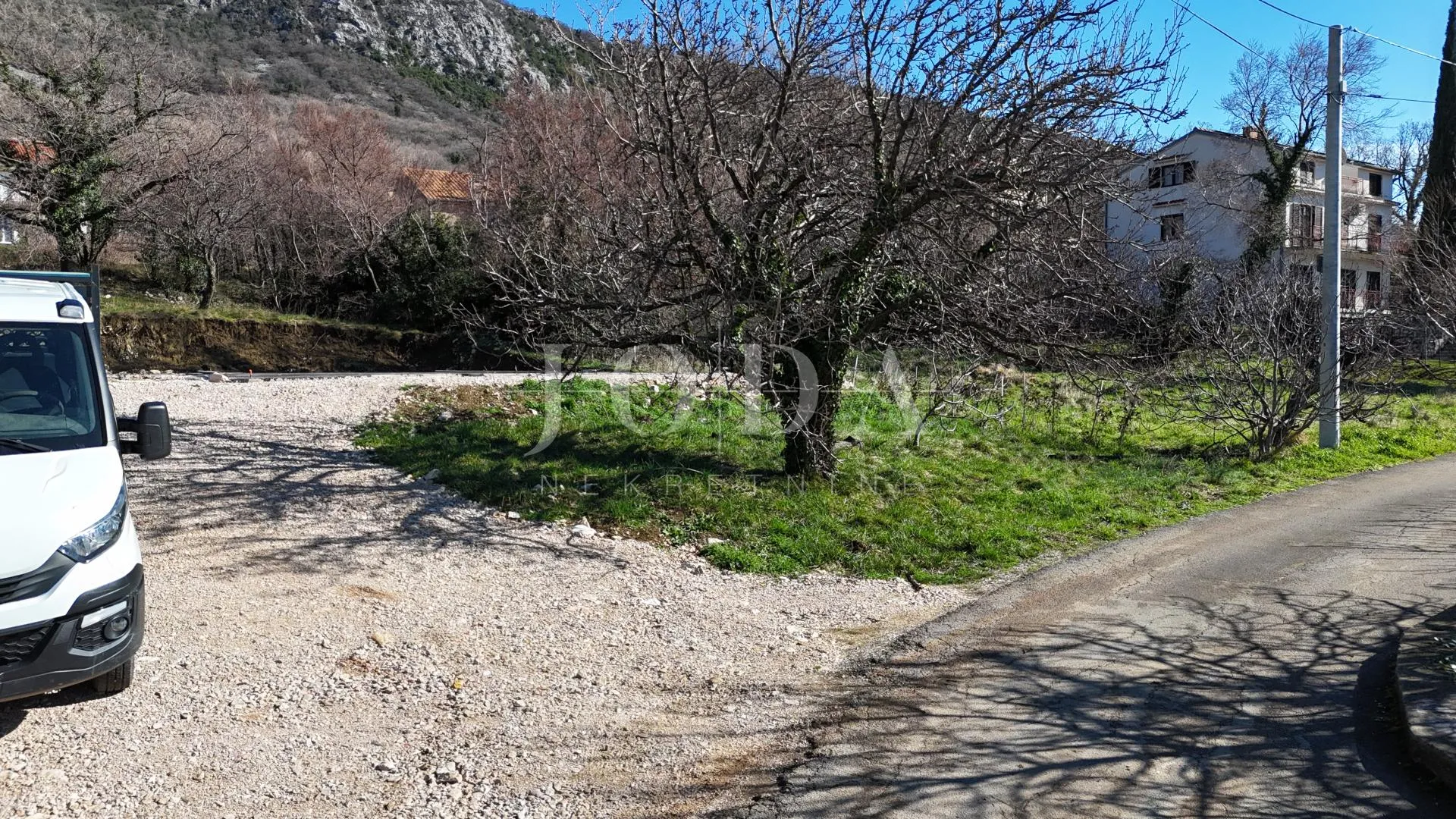 građevinsko zemljište 1.250 m² s dozvolom i temeljima – bribir, pogled more - slika 14