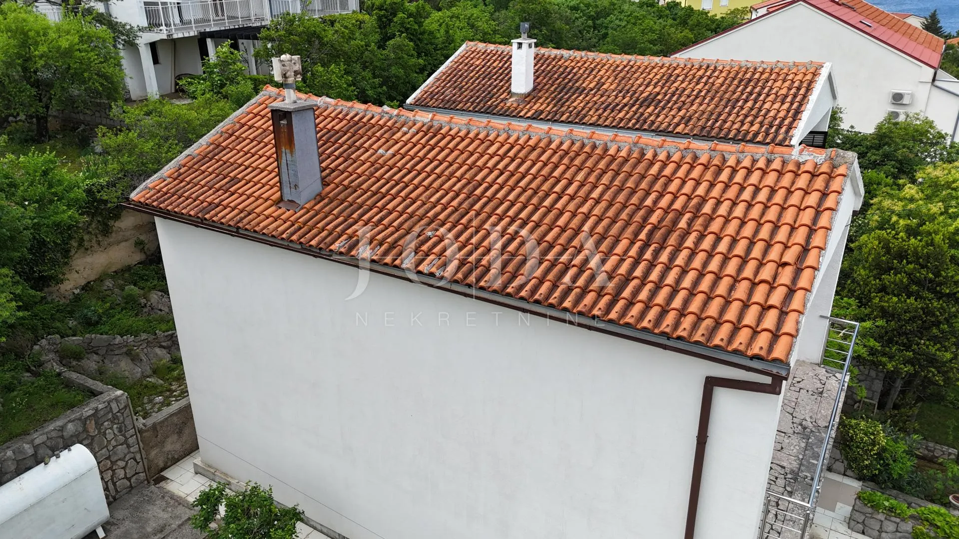 kuća s pogledom na more i dvjema garažama – klenovica - slika 10