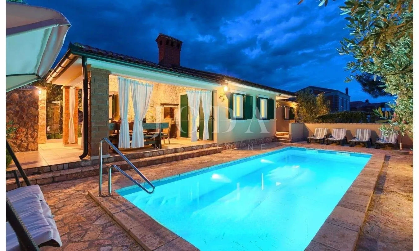 prekrasna vila s grijanim bazenom,saunom i jacuzzijem,rovinj okolica - slika 1