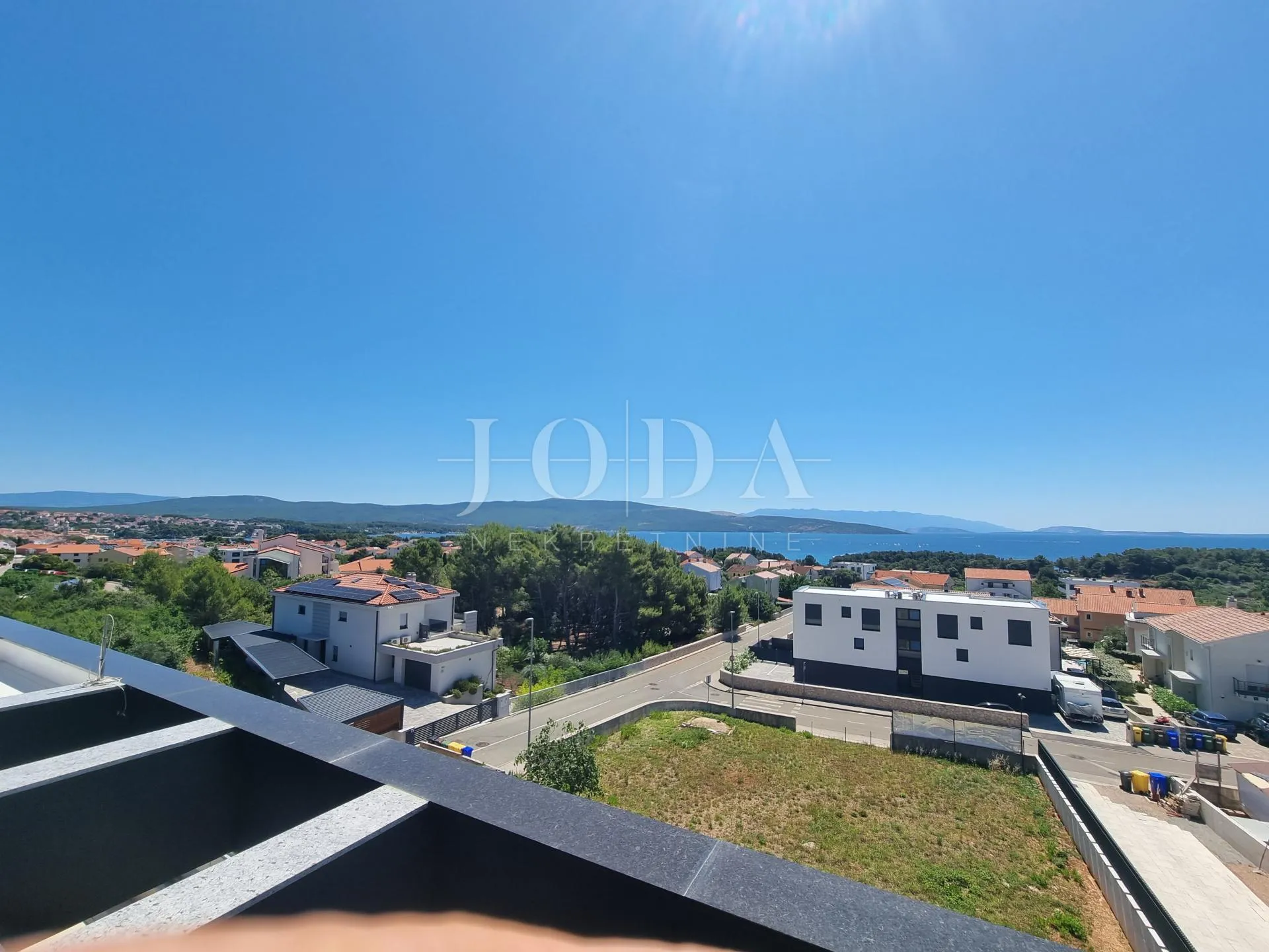 otok krk stan u novogradnji sa krovnom terasom i bazenom - slika 17