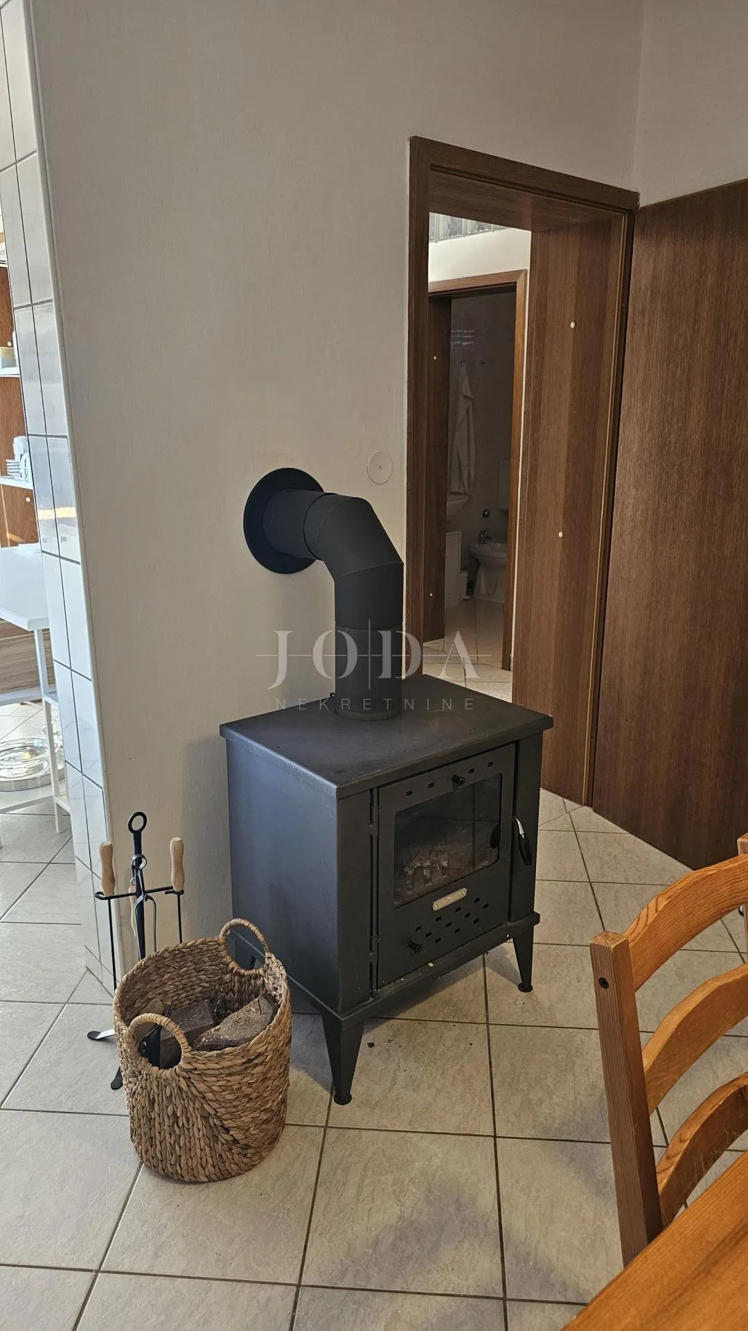 lijepa opremljena kuća sa 4 građ.parcele 4.200m2,loborika - slika 7